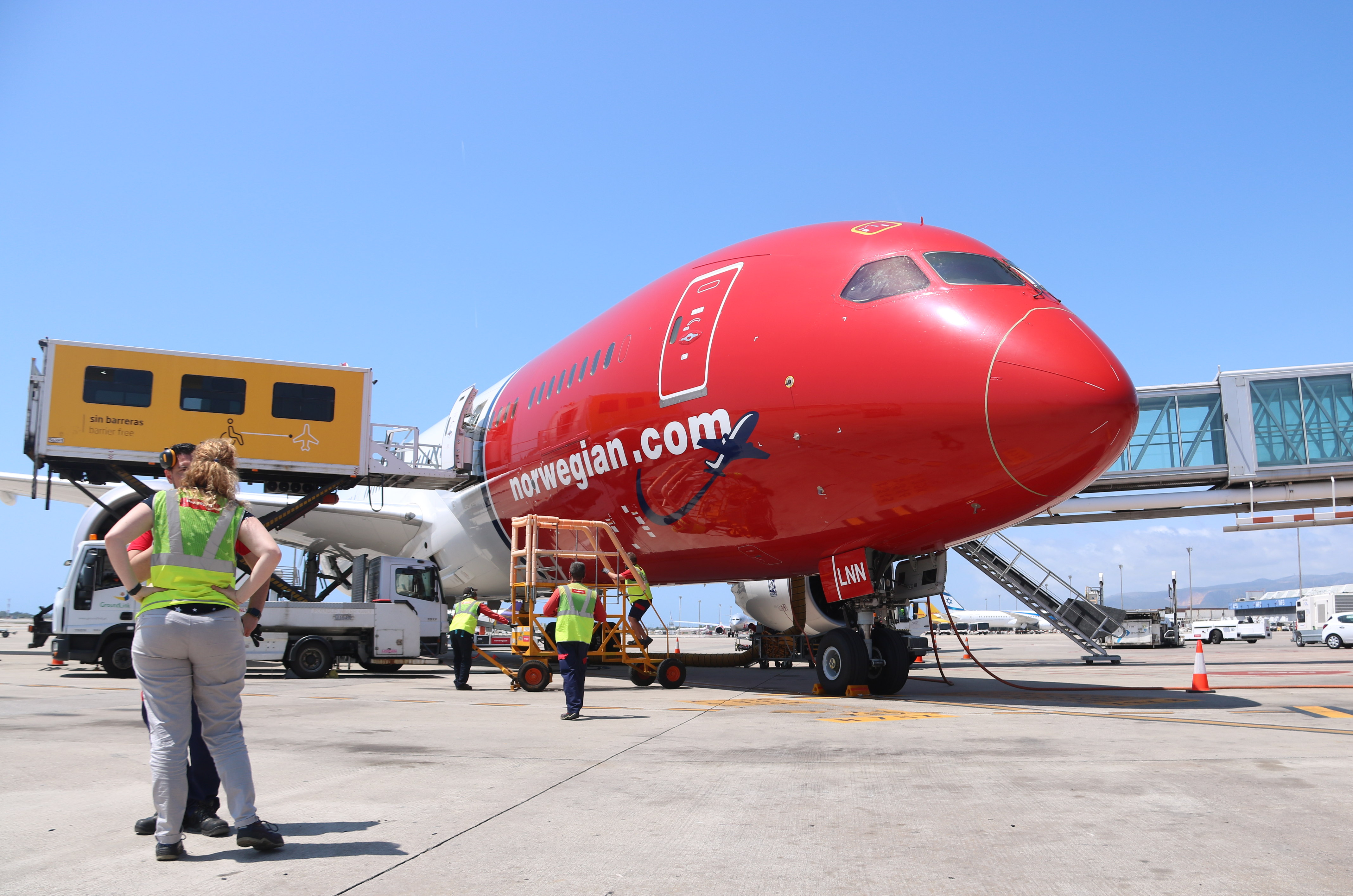 Norwegian Airline's first Barcelona-Chicago flight awaits take off on June 7 (Aina Martí/ACN)